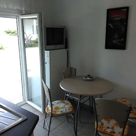 Iva Apartment Vir
